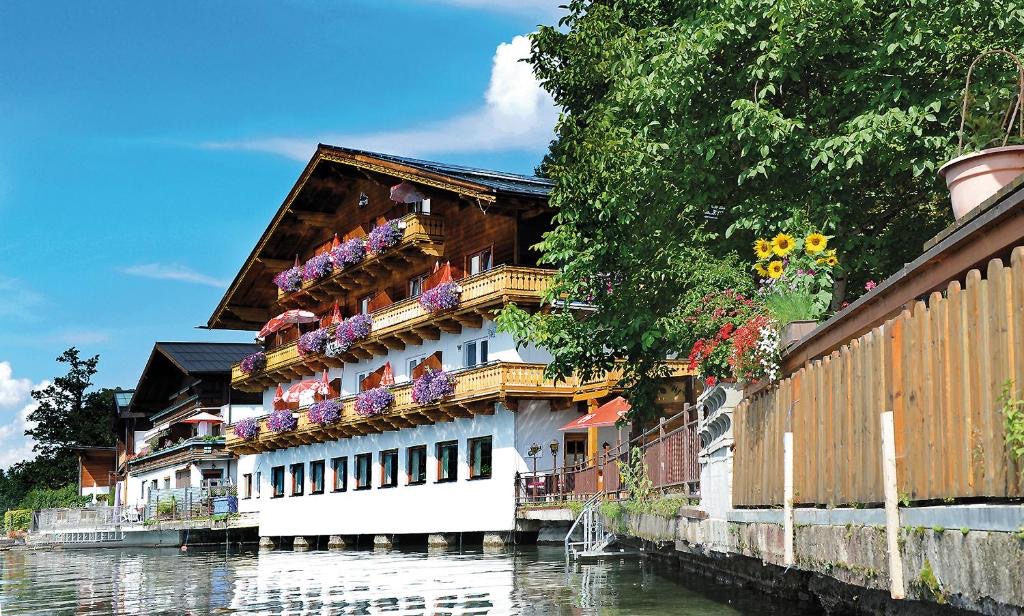 Ubytování u Zeller See - Hotel-Garni Seestrand 4*
